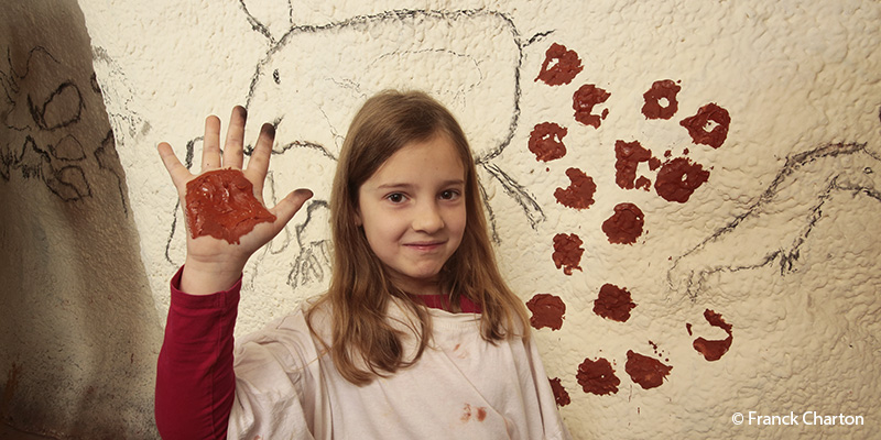 Atelier-art-parietal-dans-la-grotte-atelie-caverne-du-pont-d-arc-grotte-chauvet