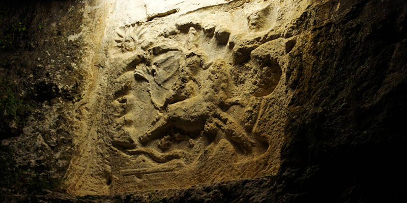 bas-relief-du-dieu-mithra-bourg-saint-andeol