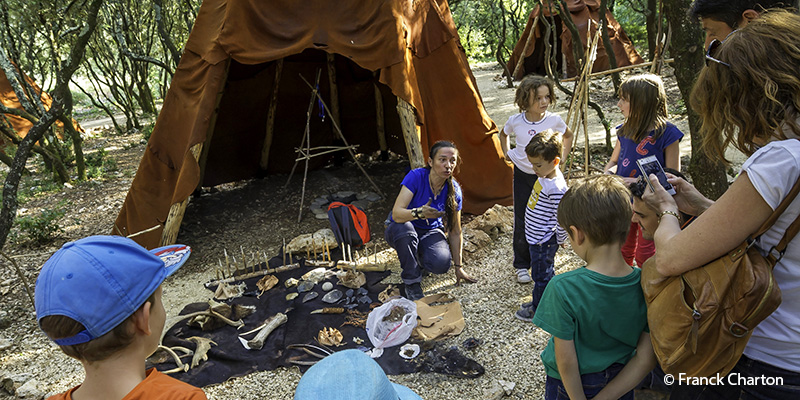 campement-paleolithique-Caverne-du-pont-d-arc-ardeche-famille
