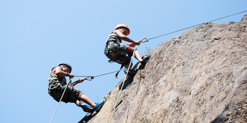 escalade-gorges-de-l-ardeche-enfant-famille