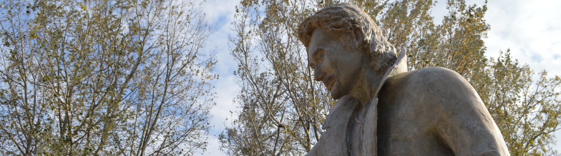 Statue-Johnny-à-Viviers-Crédit-Office-de-Tourisme-Du-Rhône-Aux-Gorges-de-lArdèche-2_1799x502_acf_cropped