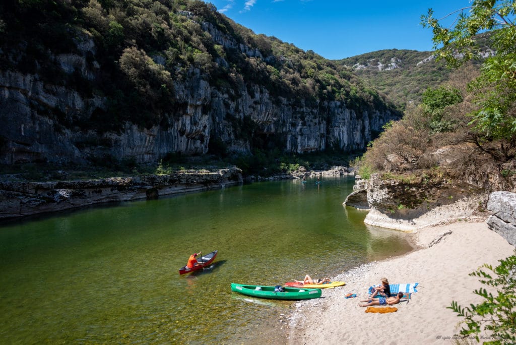 canoë et plage dans gorges de l'ardèche