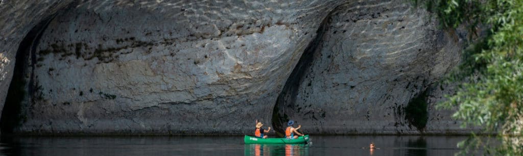 canoë-sur-ardèche-avec-reflets-sur-roche